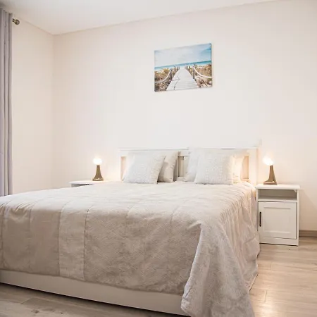 Exclusivo Com Piscina E Garagem Na Da Rocha
