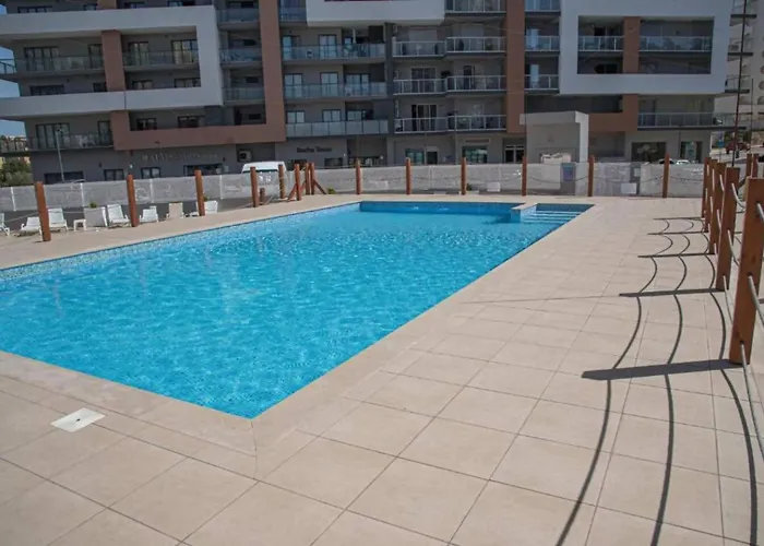 Piscina, Garagem A 5 Min A Pe Da Da Rocha